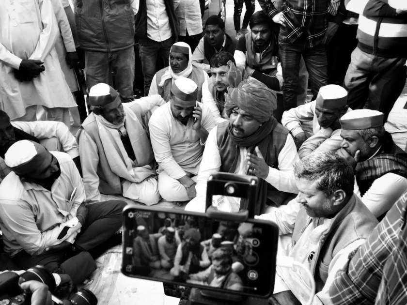 BKU leader Khatan from Muzaffarnagar briefing his comrades on the protest plans at UP gate in Ghaziabad Delhi border_farmers protest
