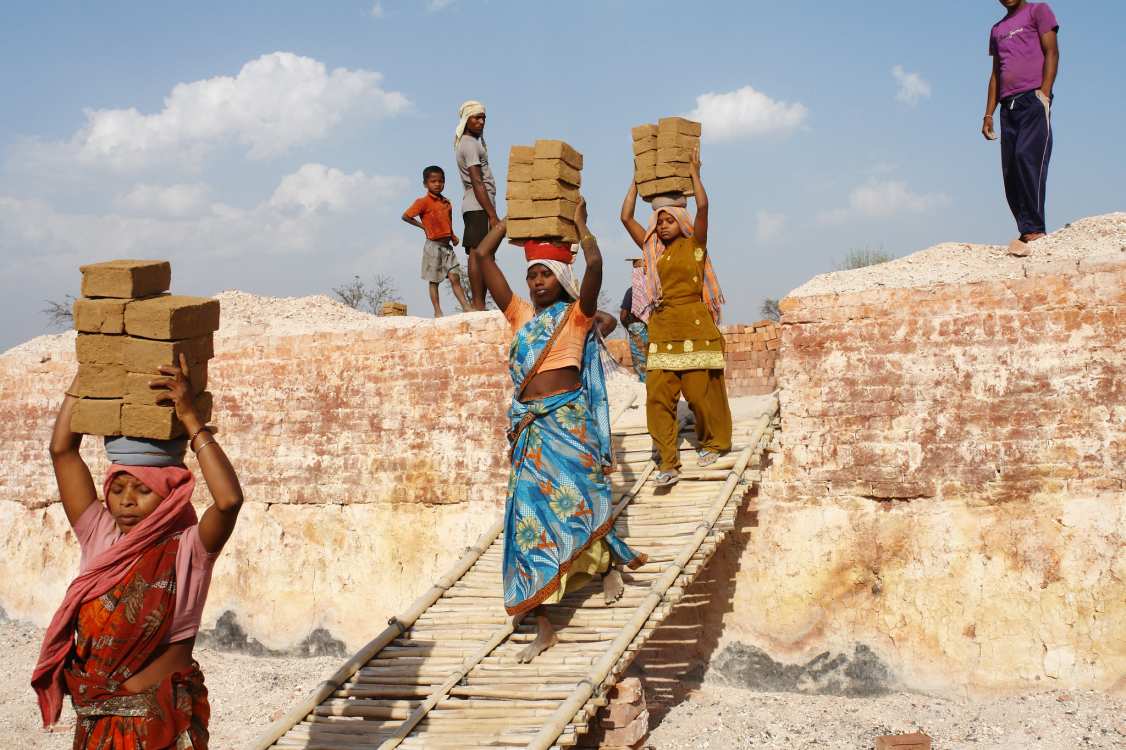 NREGA workers at a brick kiln workers_© ILO_COVID_19_migrants
