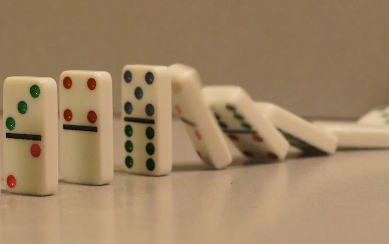 Dominoes falling down_Pixabay
