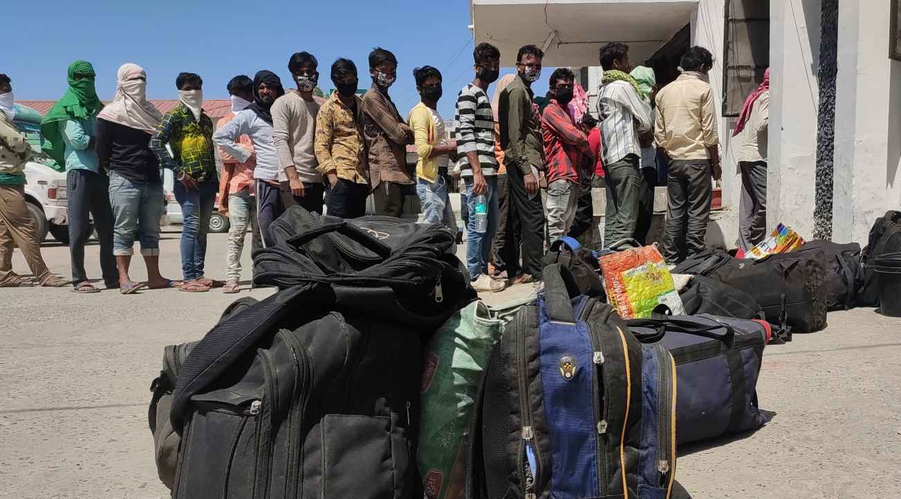 People standing close to each other in a line with no physical distancing in the hospital in samastipur during COVID-19-social welfare- picture courtesy-Mobile Vaani