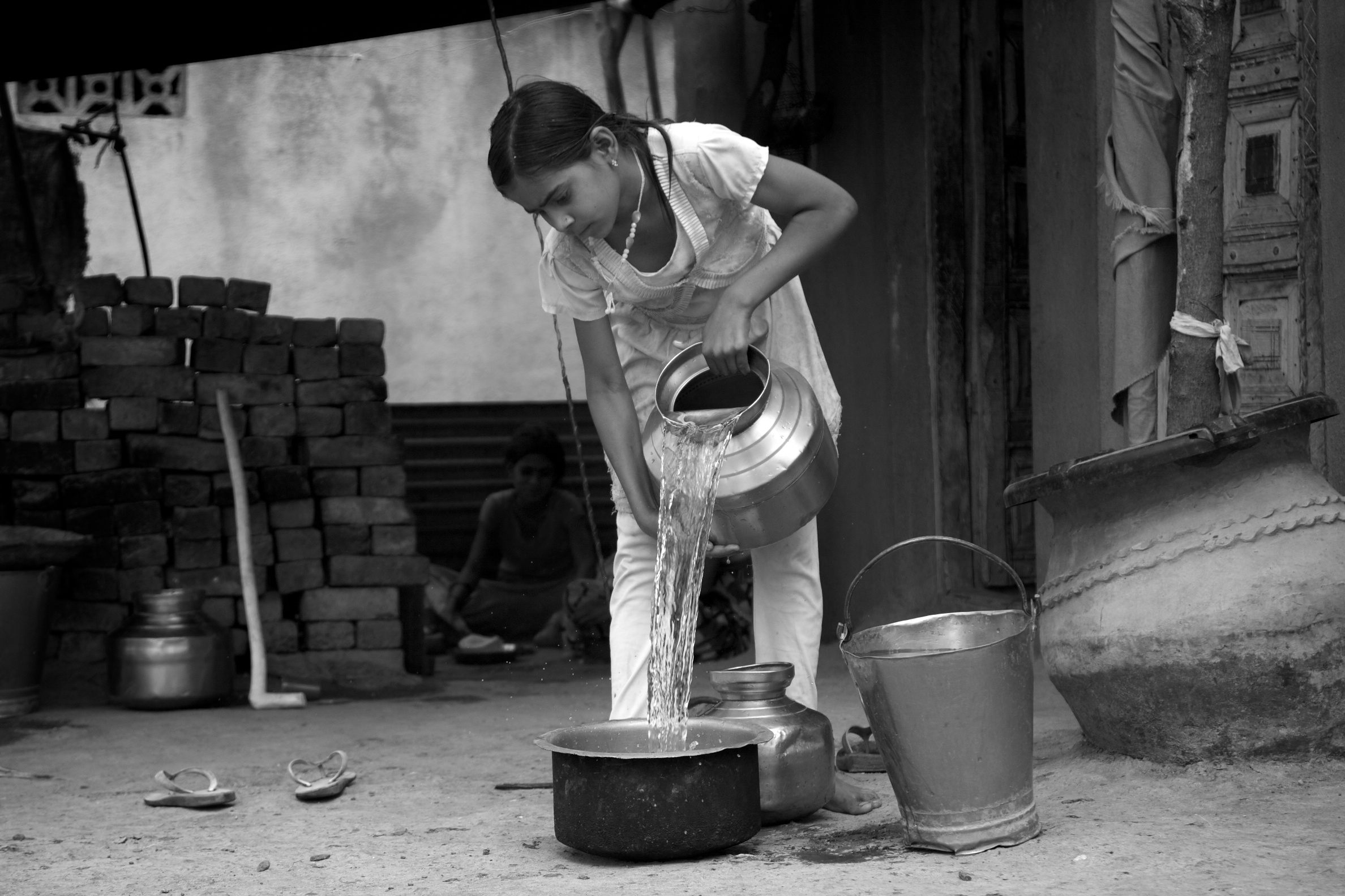 Indian girl pouring water_water scarcity_ASwaminathan