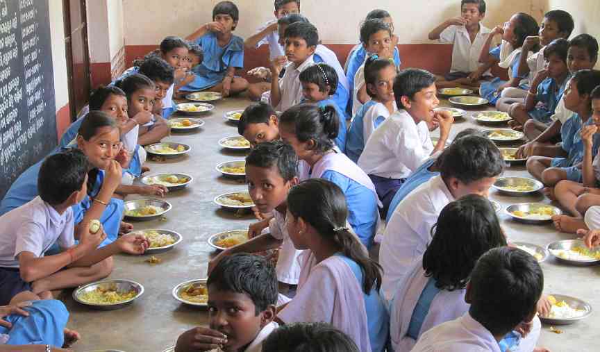 Indian school children eating lunch through the midday meal scheme-picture courtesy-mdmodisha.nic.in