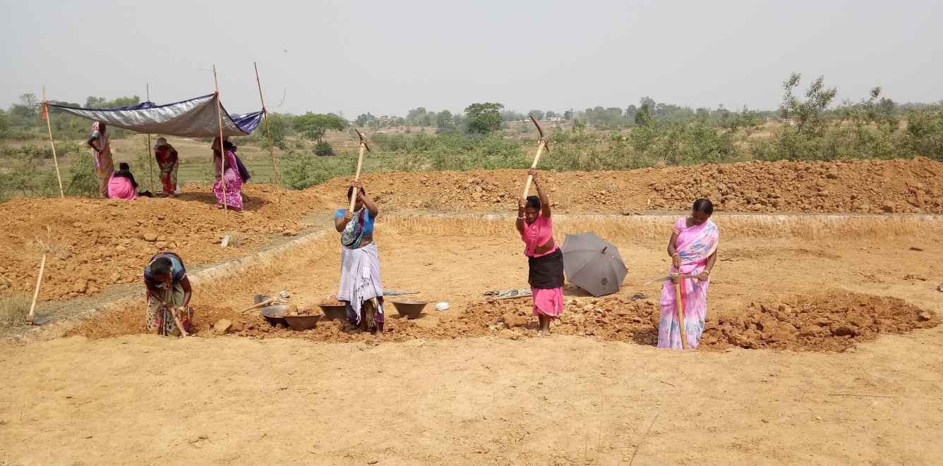 Women NREGA labourers working in a field-picture courtesy-Deepak Sharma