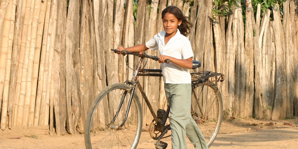 A child standing with a cycle