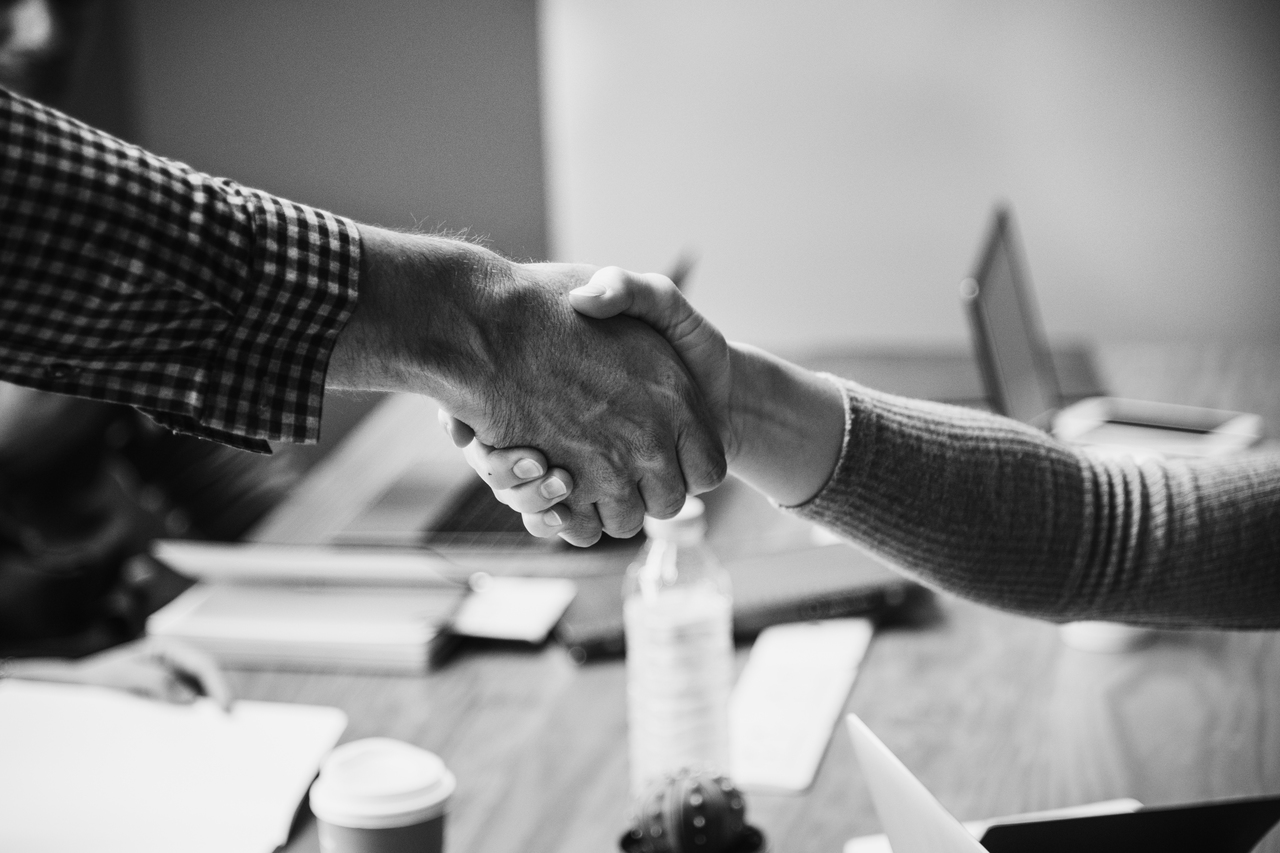 2 people shaking hands