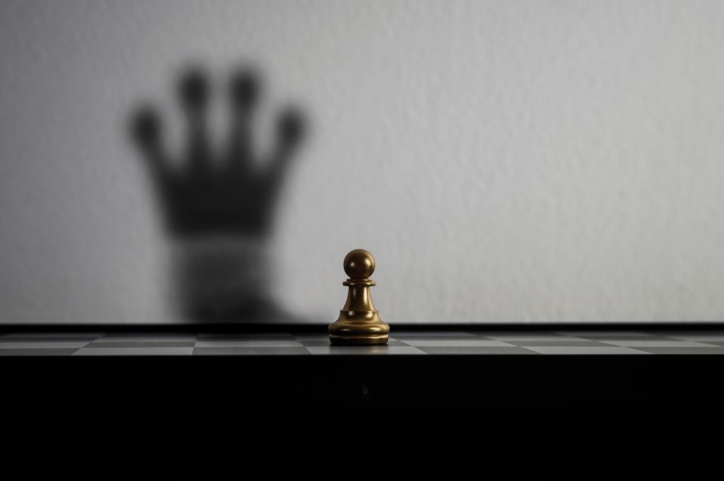 chessman-is-changed-shadow-crown_freepik_dissent