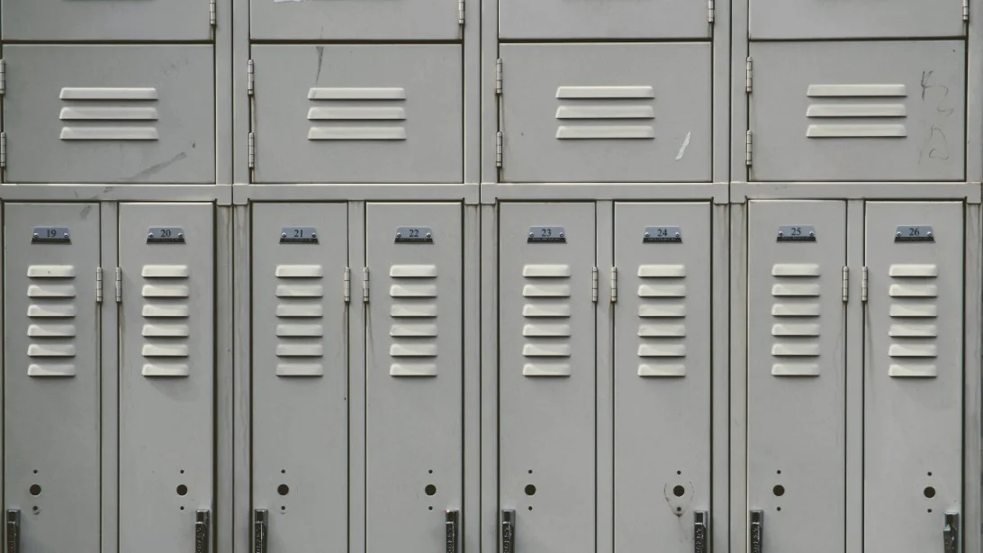 picture of grey lockers-boislockerroom