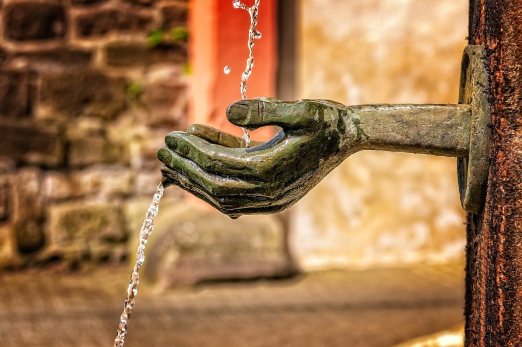 water fountain with hands_pixabay