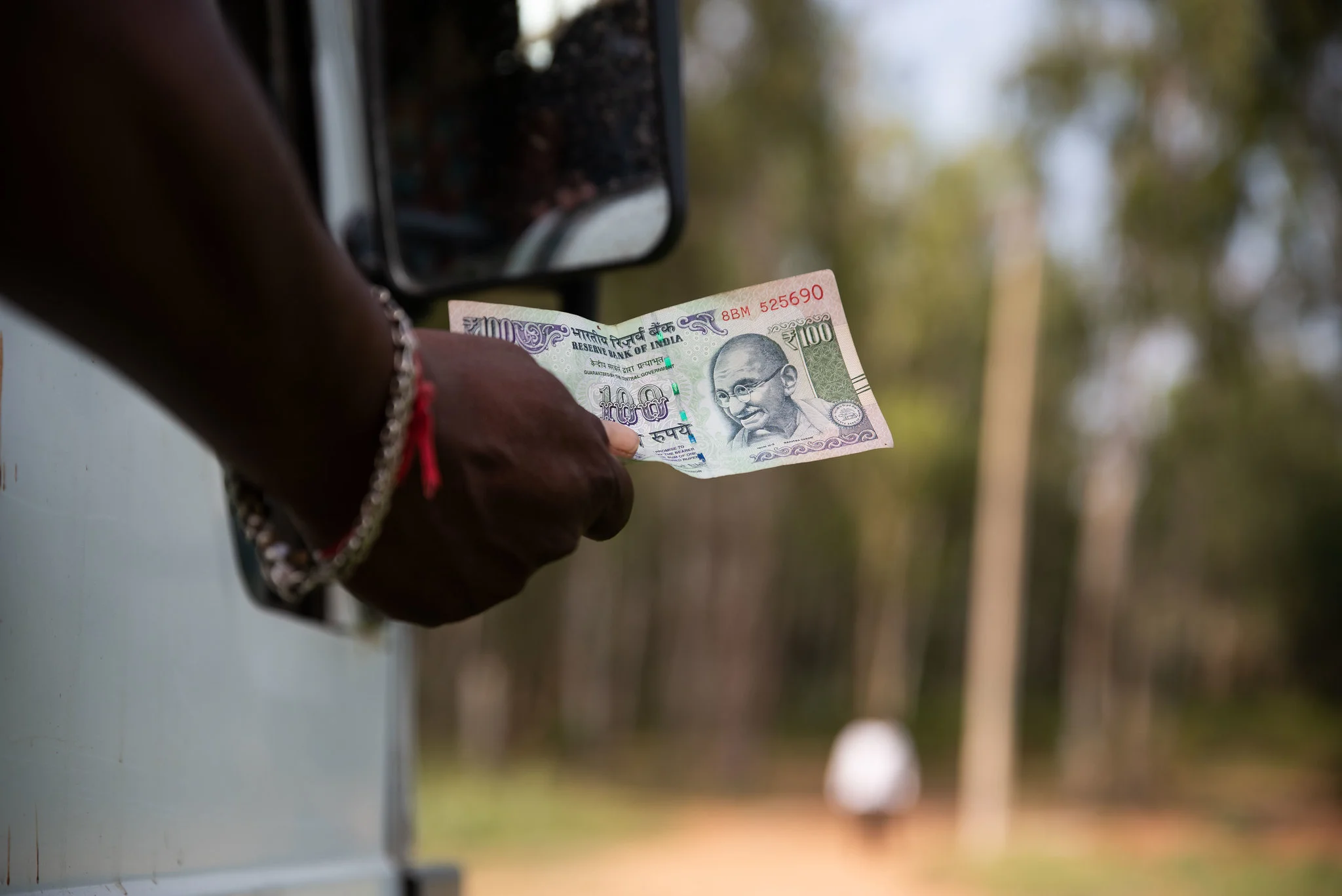 100 rupee note being handed over_CS Sharada Prasad_Flickr