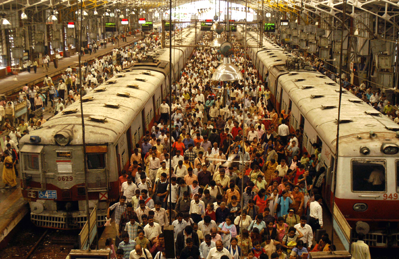 A crowded Indian train station