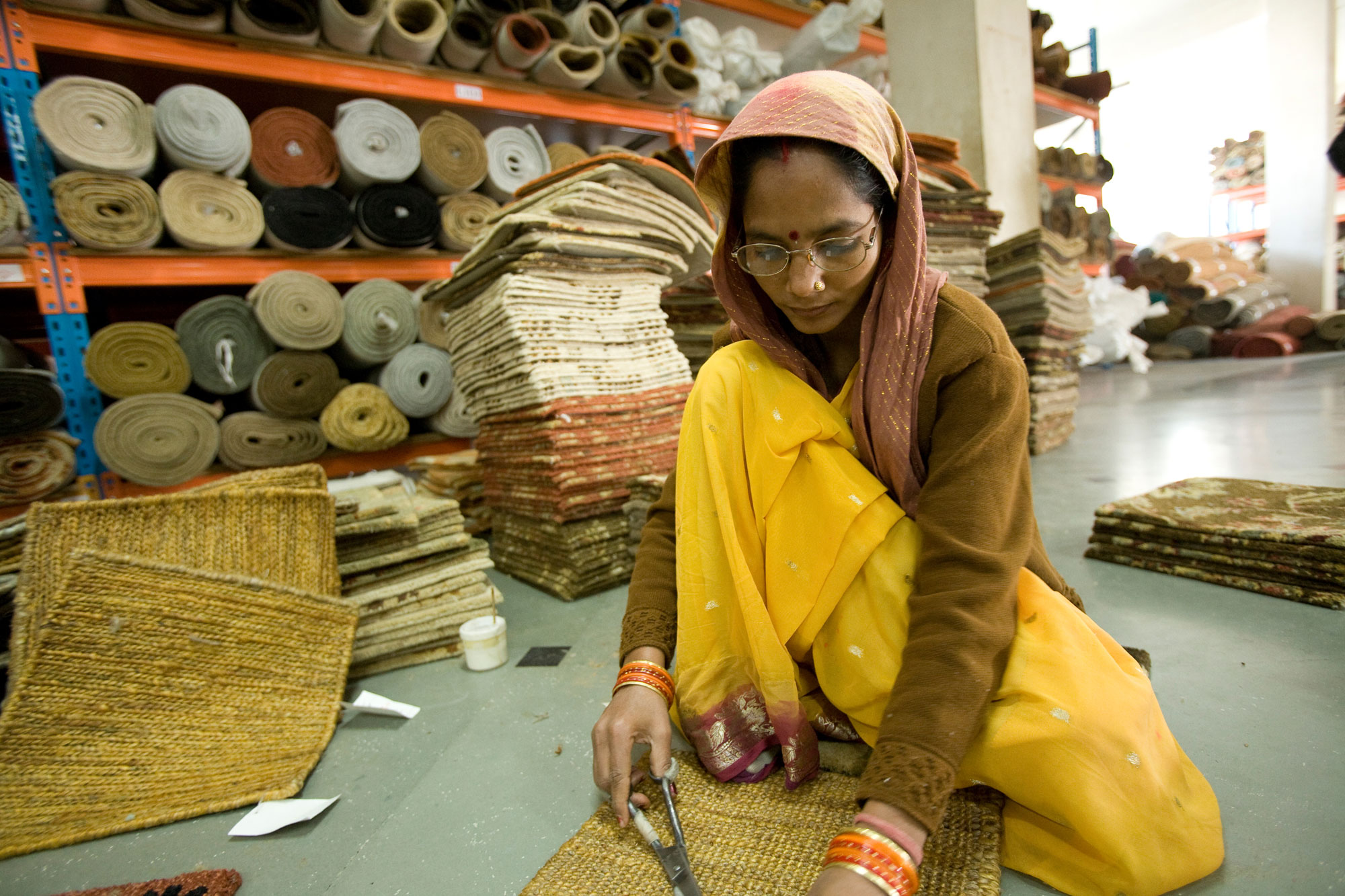 Indian woman in Jaipur weaving a rug