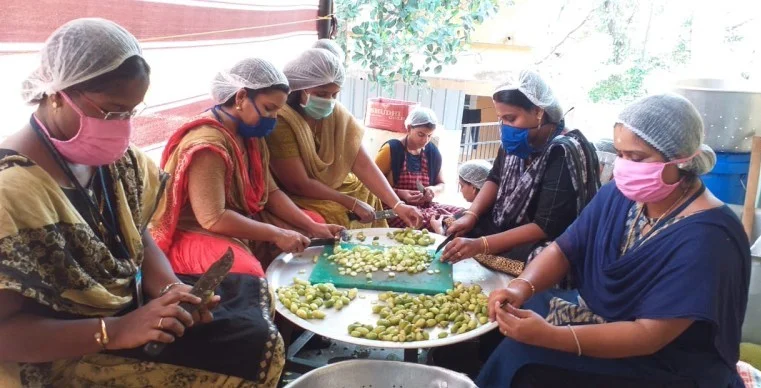 kudumbashree women preparing food in kerala-food relief