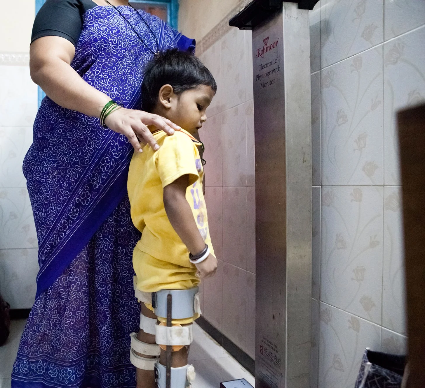 An injured child checking his height