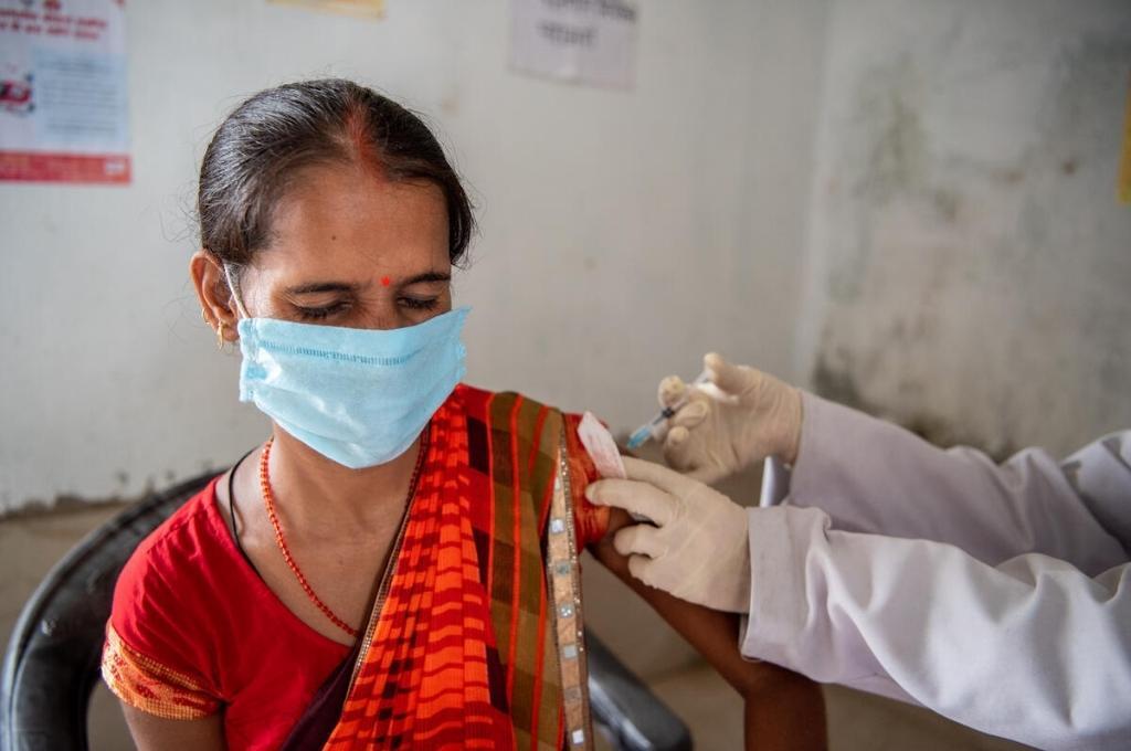 Woman getting vaccinated_©Gates Archive_Saumya Khandelwal