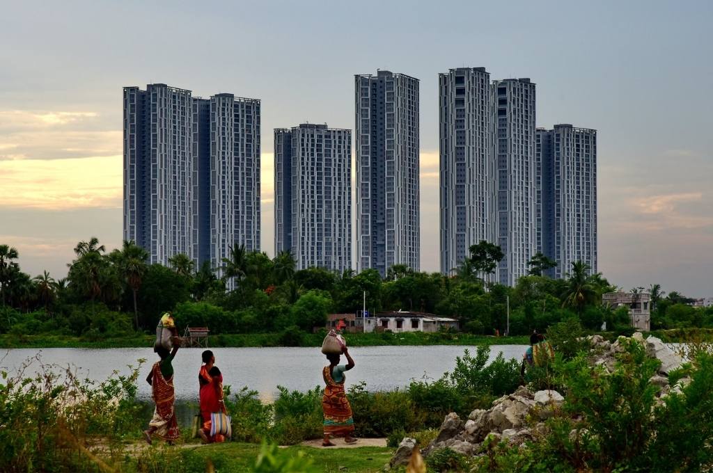 Workers walking towards the city from the outskirts-Security guards COVID-19