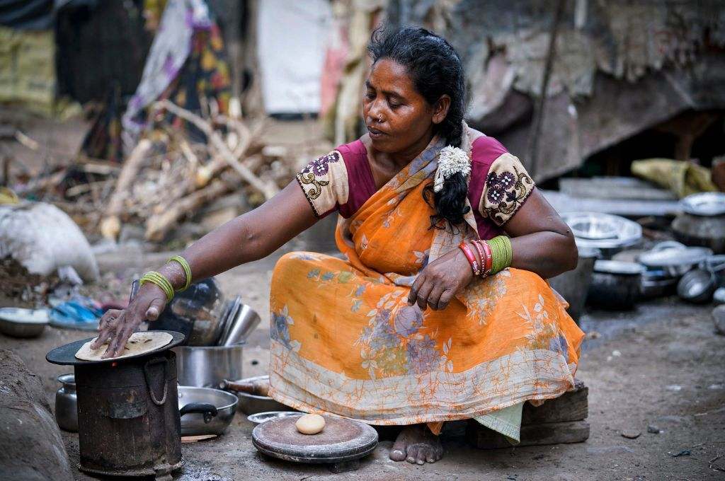 A woman making roti on a stove_air pollution