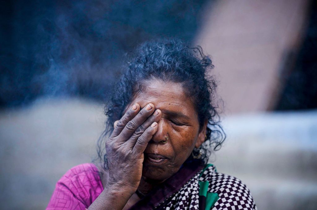 A woman rubbing her eye_air pollution