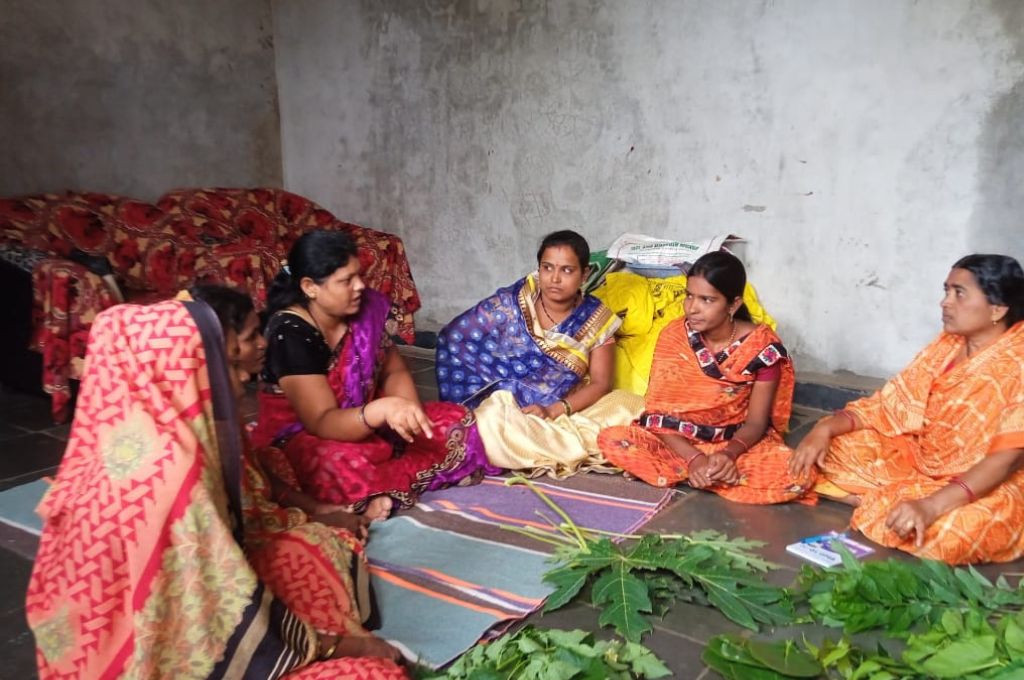 Archana Mane in discussion with other women farmers_women farmers