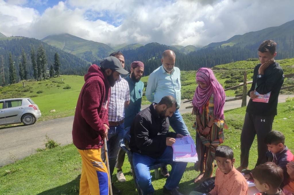 A group of students surrounding a teacher_Pastoralists in Kashmir