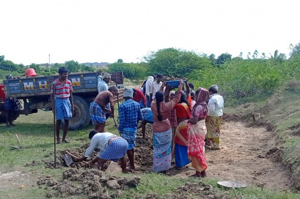 Men and women workers digging the ground at a nrega worksite_National Mobile Monitoring System
