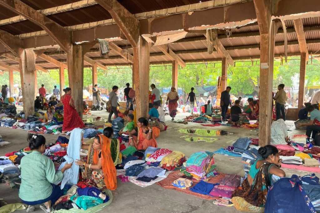 people congregated in a used clothing market--pheriwalis