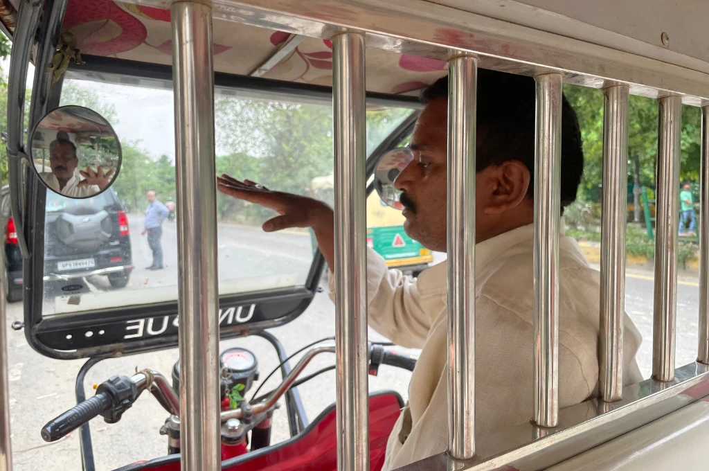 Bharat, in his e-rickshaw in Ghaziabad, explaining the need for a union.