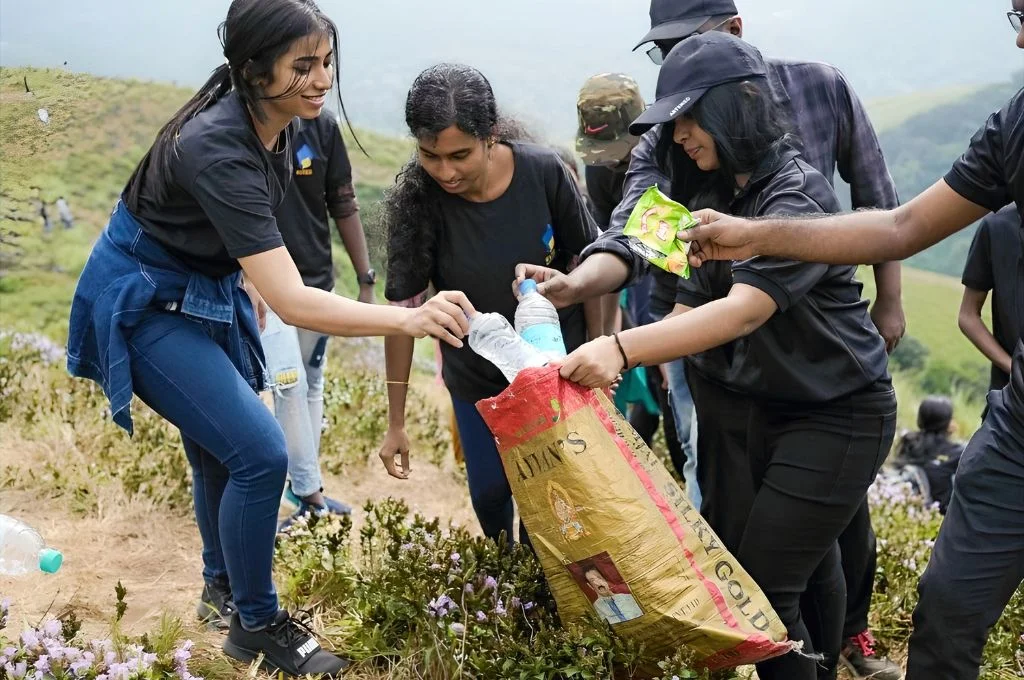 volunteers picking up plastic garbage_volunteering