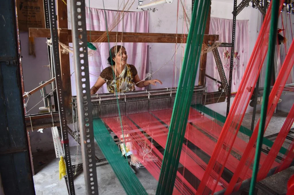 A woman working a loom_maheshwari saree