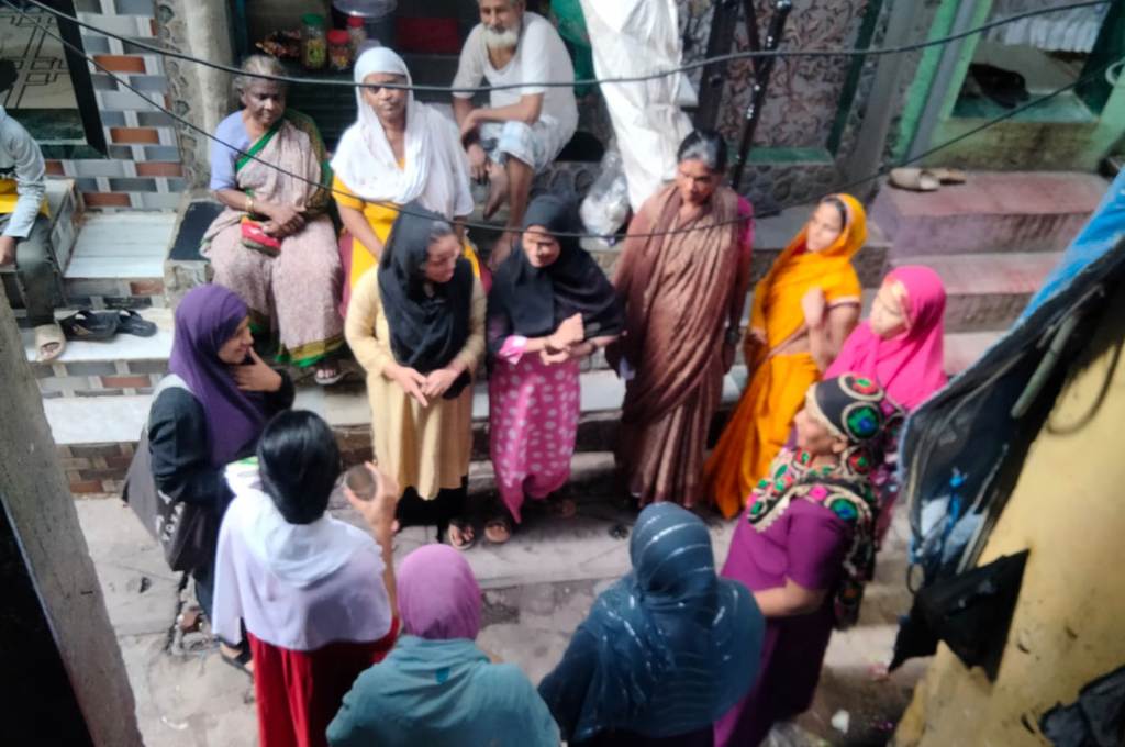 women meeting in an urban colony-active citizens