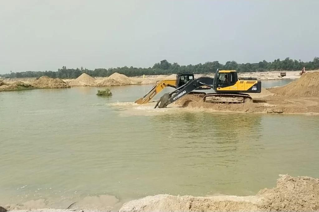 truck extracting sand_sand mining