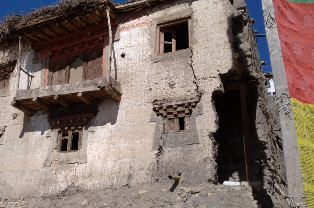 A traditional house in Spiti with small windows_Spiti architecture