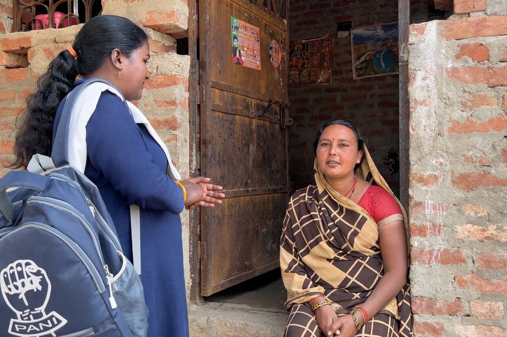 An agri-water professional in Balrampur meets with a woman farmer_ water crisis