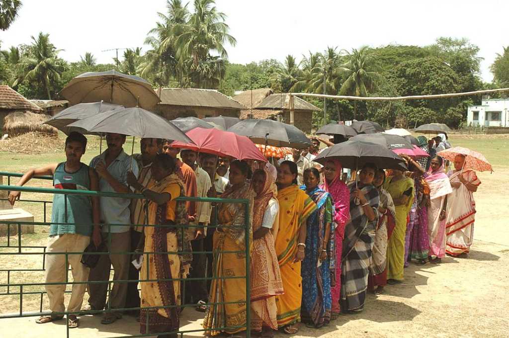 Voters beating the heat at a polling station to franchise their vote at Haripal, West Bengal on April 22, 2006--climate funding