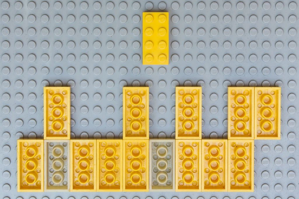 yellow and grey bricks in lego_leadership