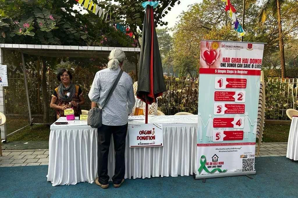 A person at the organ donation counter_volunteer