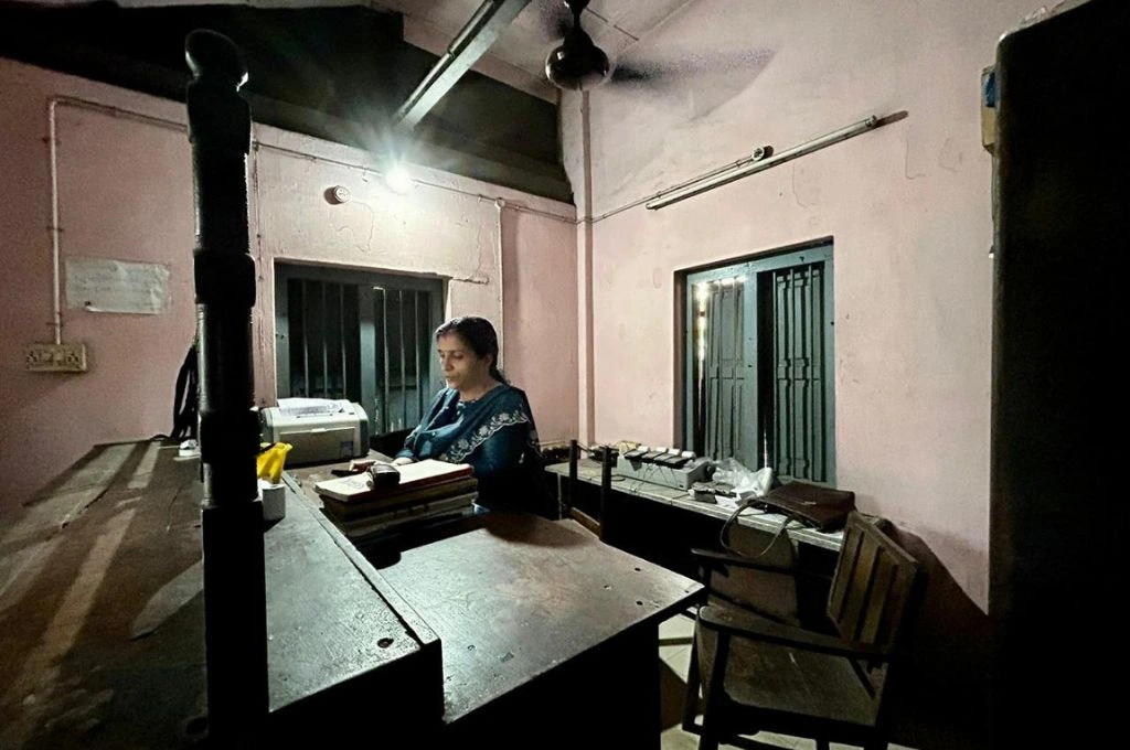 A woman working on the desk_water transport