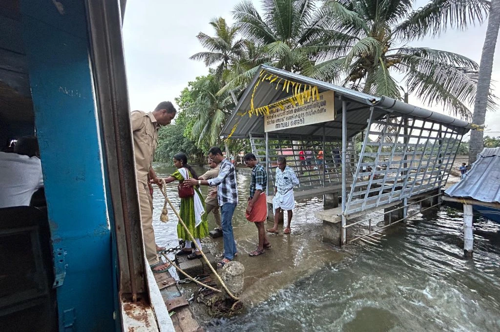 Passengers boarding a boat from the waiting shed of a jetty_water transport