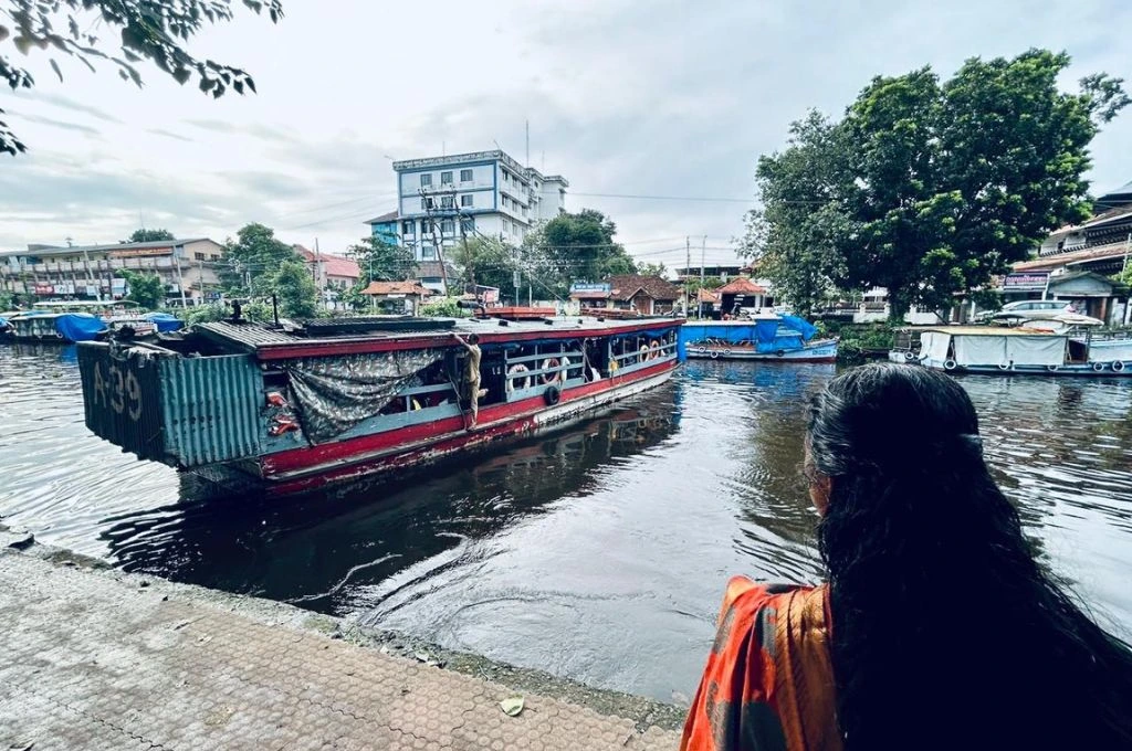 A passenger boat departing from Alappuzha station._water transport