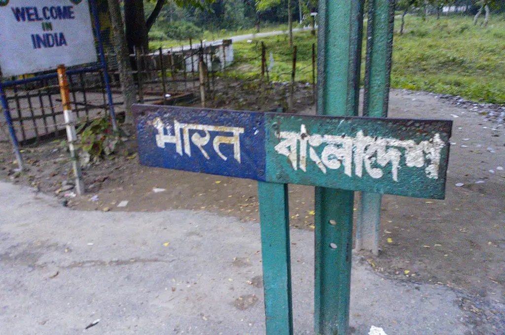 A board at the Indo-Bangladesh border that indicates which side each country is on_Malaya village