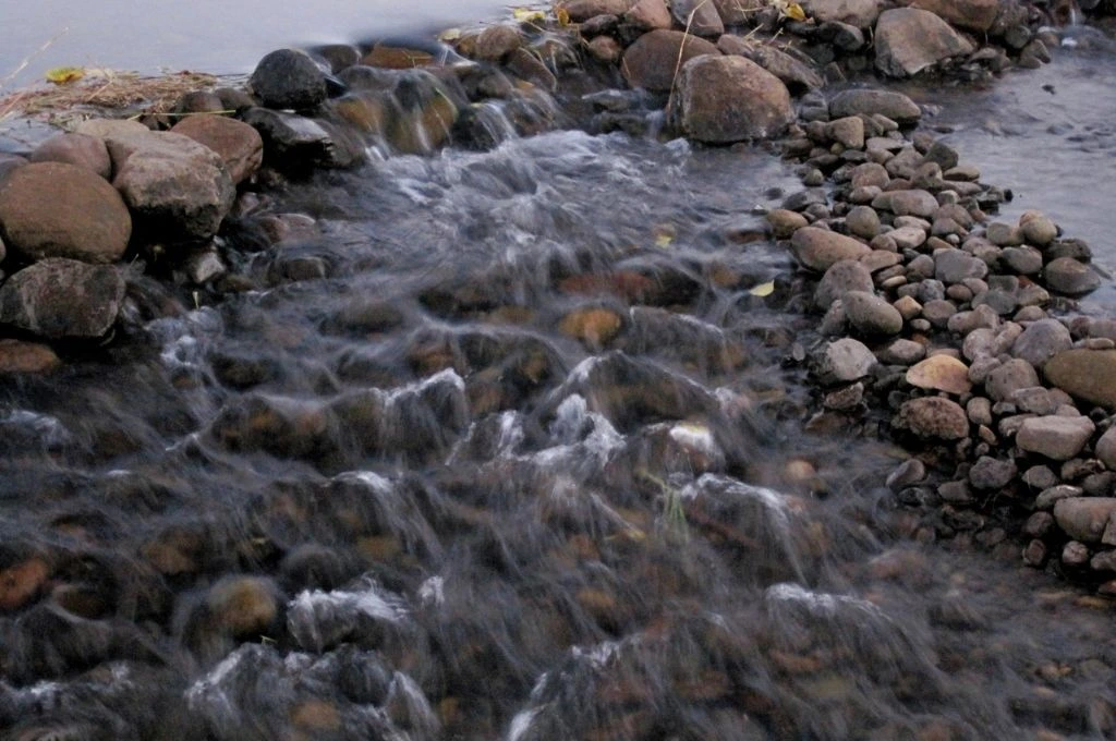 a river bed with rocks and water_hydropower plants