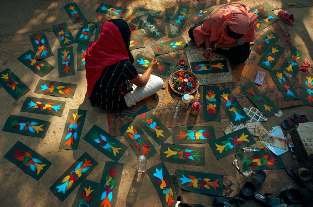 Women artisans painting colourful blocks_capacity building