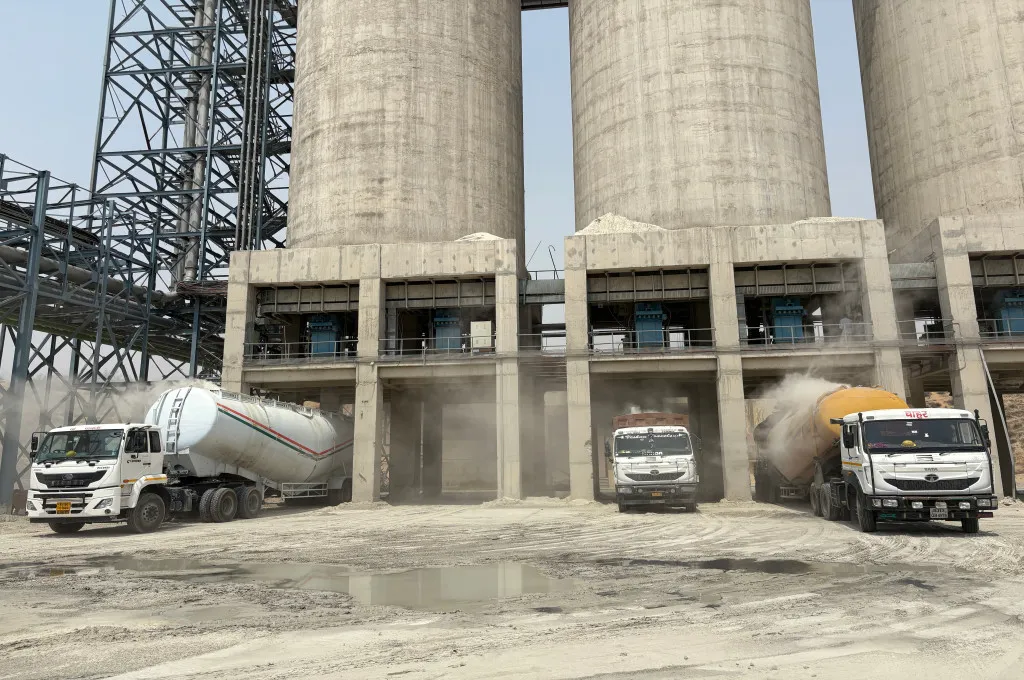 A truck being loaded with ash from the silos at the thermal power plant​​.--fly ash