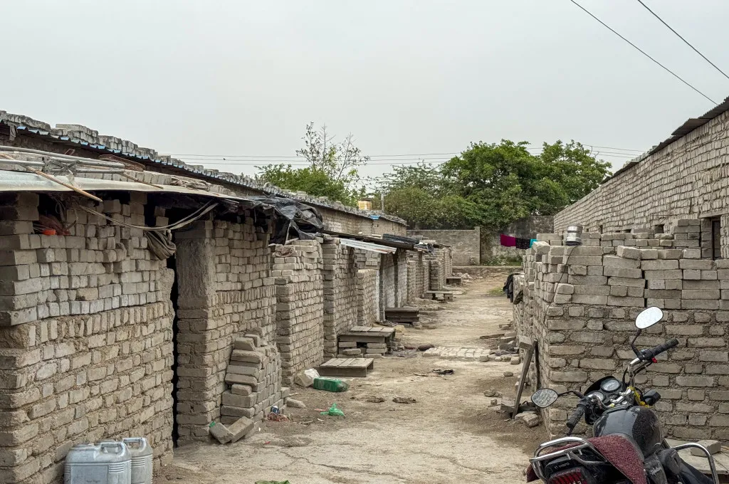 Workers&rsquo; housing at the fly ash brick industry--fly ash