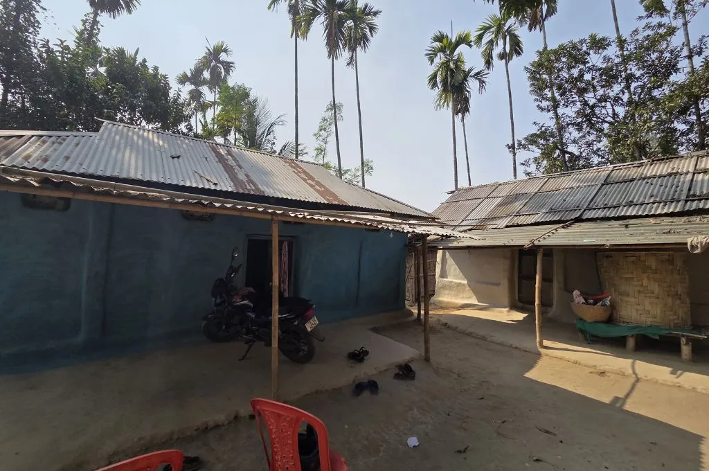 two huts perpendicular to each other with a courtyard--tea estates